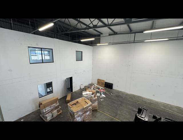 501M² WAREHOUSE TO LET IN LONGLAKE